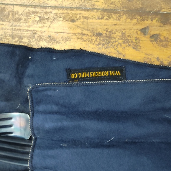 42 piece set of em Rogers mfg co silverware - Picture 3 of 3